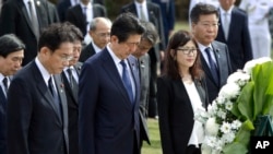 日本首相安倍晉三星期一在檀香山愛媛丸紀念墓地獻了花圈。