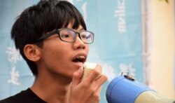 独派学生组织"学生动源"前召集人、19岁的钟翰林表示，港版国安法以终身监禁等严刑峻法， 可能会造成两极化，不排除有人会发动更激进的武力抗争 (美国之音/汤惠芸)