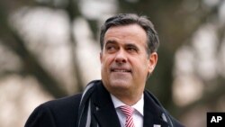 资料照片：时任国家情报总监拉特克里夫站在白宫南草坪。(2020年12月12日) 