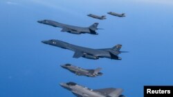 Літаки ВПС США B-1B та F-16 а також літаки Південної Кореї F-35A під час спільних навчань
