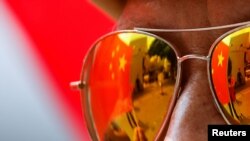 2021年10月1日，秦共港人太阳镜映出中华人民共和国旗帜。（Reuters-路透社图片）