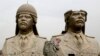 美国陆军士兵在巴格达绿区巡逻时走过前伊拉克总统萨达姆·侯赛因的巨型铜像。（2009年3月20日）