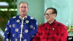 2001年10月21日，在APEC上海峰会期间，美国总统布什和中国主席江泽民身穿丝绸服装去参加一次非正式会议。