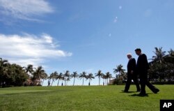 美国总统川普和中国主席习近平在海湖庄园会晤后散步（2017年4月7日）