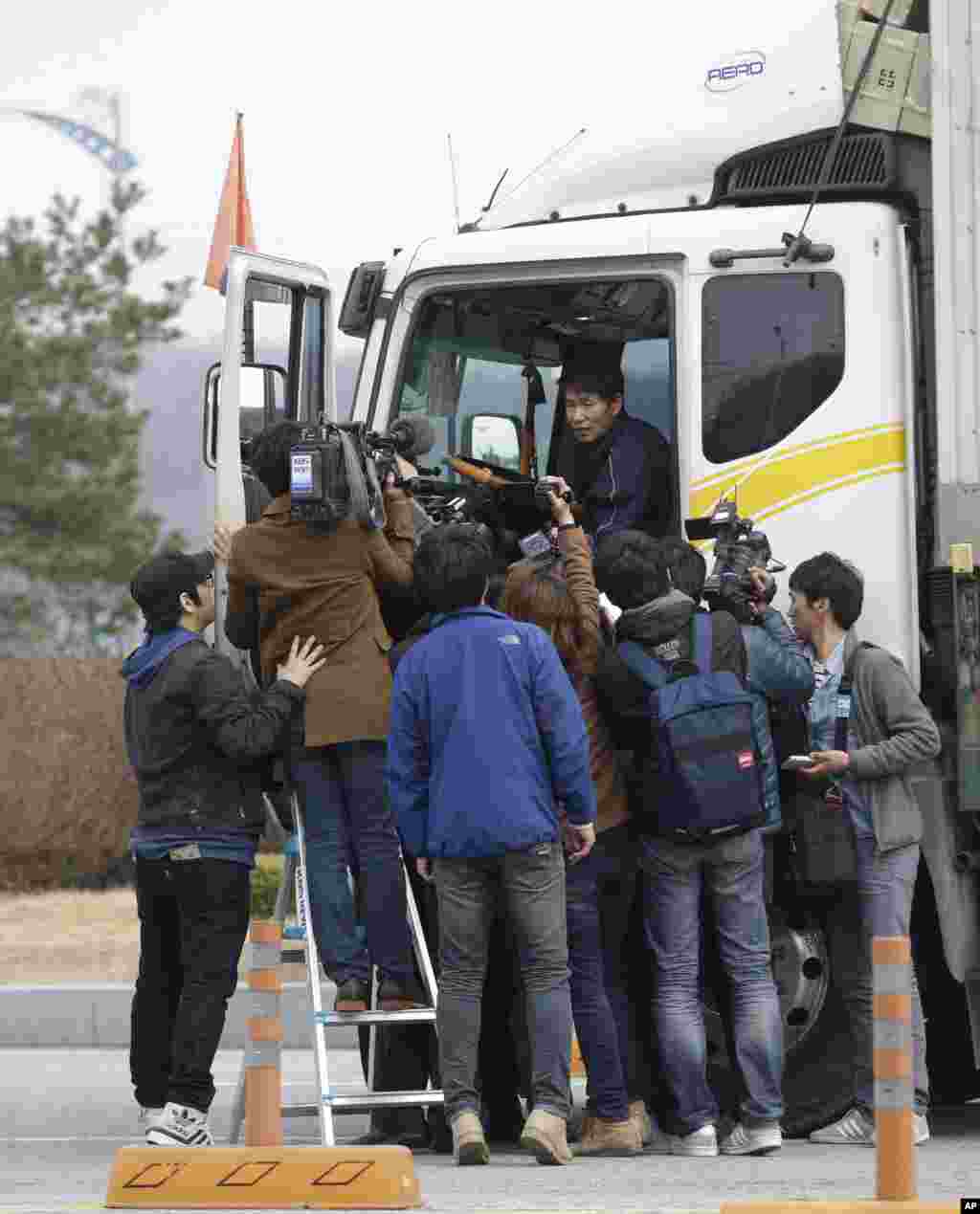 Bắc Triều Tiên loan báo rút 50.000 lao động ra khỏi Kaesong, khu công nghiệp liên doanh với Nam Triều Tiên, coi như cắt quan hệ cuối cùng với miền Nam.
