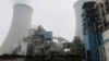 资料照：中国河北省三河电厂的冷却塔。（2019年7月18日）