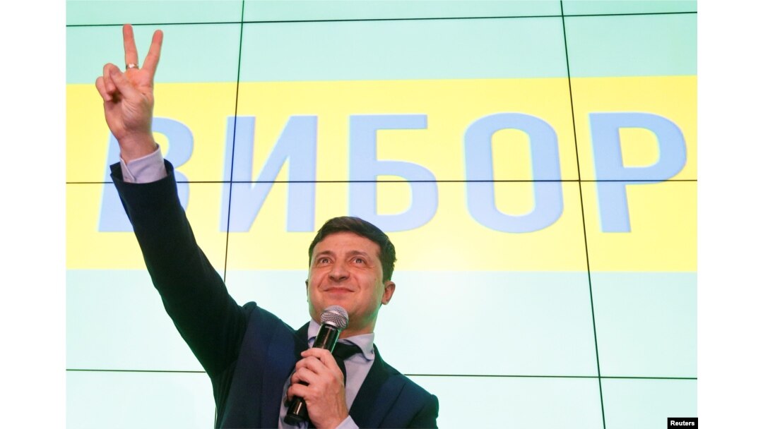 Ukrainian comic actor and presidential candidate Volodymyr Zelenskiy flashes a victory sign following the announcement of the first exit poll in a presidential election at his campaign headquarters in Kyiv, March 31, 2019.