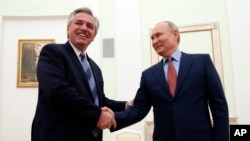 Президент Росії Володимир Путін і президент Аргентини Альберто Фернандес під час зустрічі y Кремлі 3 лютого 2022 року. (Sergei Karpukhin/Sputnik, Kremlin Pool Photo via AP)