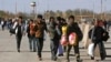 سازمان ملل متحد گفته است که مهاجران افغان در کشورهای همسایۀ آن به ویژه در ایران و پاکستان با مشکلات زیادی دست و پنجه نرم می‌کنند.