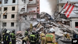 Picha hii inaonyesha jengo la ghorofa liliporomoka katika mkoa wa Russia wa Belgorod, baada ya shambulio la kombora la Ukraine, Mei 12, 2024. Picha ya AP