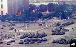 解放军六四镇压天安门民主运动后一天派重兵把守天安门广场。