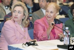 1993年9月5日美国第一夫人希拉里▪克林顿以美国代表团名誉团长的身份参加在北京举行的联合国第四届世界妇女大会。