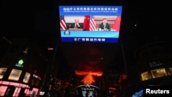 2021年11月16日，一个屏幕播放中国官媒中央电视台新闻联播，中国国家主席习近平和美国总统拜登举行视频会谈。
