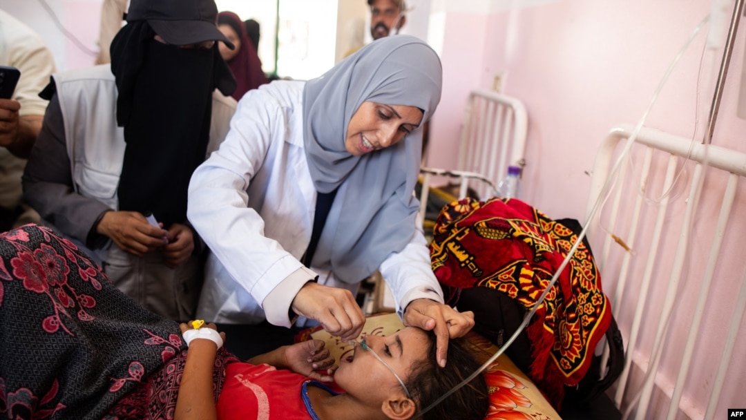 Muuguzi akimpatia mtoto wa ki-Palestina matone ya chanjo ya polio huko Khan Yunis kusini mwa Ukanda wa Gaza. August 31, 2024.