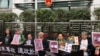 香港团体在中联办前抗议中国打压维权律师