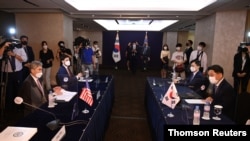 韩国外交部朝鲜半岛和平交涉本部长鲁圭悳（右）与美国朝鲜问题特使金圣（左）2021年6月21日在韩国首尔举行双边会谈。
