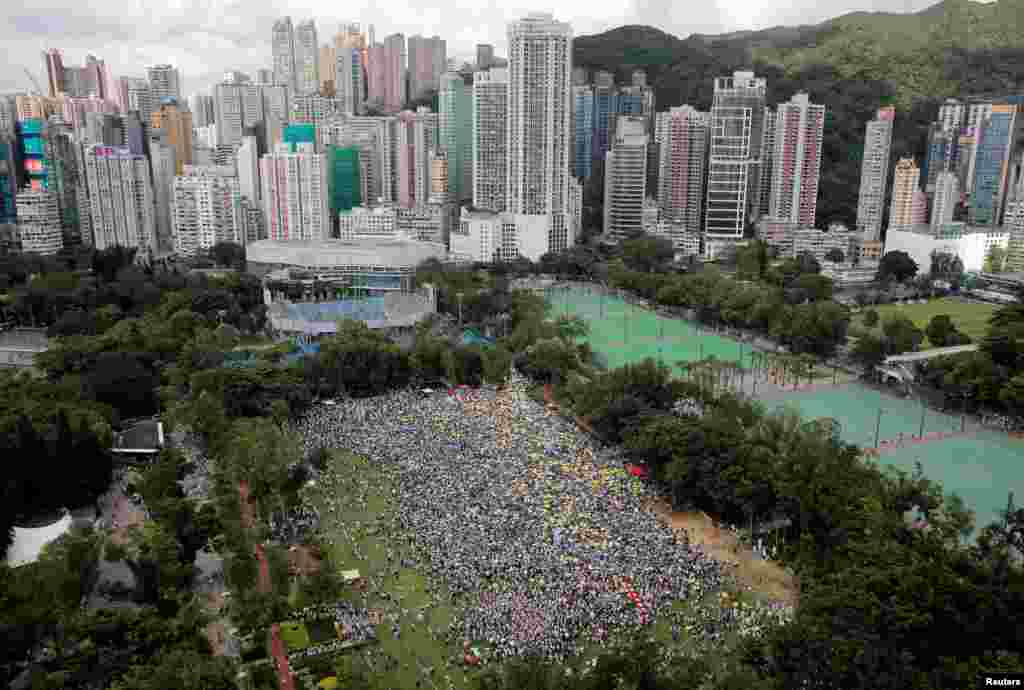 2019年6月9日在香港维多利亚公园,示威群众要求当局废除拟议中的把犯人引渡到中国的法案。他们手持黄色雨伞,这是过去的占领中环运动的象征。