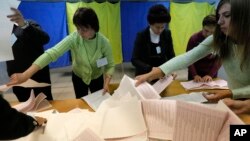 Фото з виборчої дільниці у Києві у 2015-му році