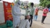 အိန္ဒိယနိုင်ငံ Ahmedabad မြို့မှာ COVID-19 စစ်ဆေးဖို့ Swab နမူနာယူနေတဲ့ ကျန်းမာရေးဝန်ထမ်း။ (စက်တင်ဘာ ၂၆၊ ၂၀၂၀)