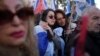 Dos mujeres lloran durante el paso de la comitiva fúnebre de Shiri Bibas y sus dos hijos, Ariel and Kfir, que murieron durante su cautiverio en Gaza, cerca del kibbutz Yad Mordechai, en Israel, el 26 de febrero de 2025. (AP/Maya Alleruzzo)