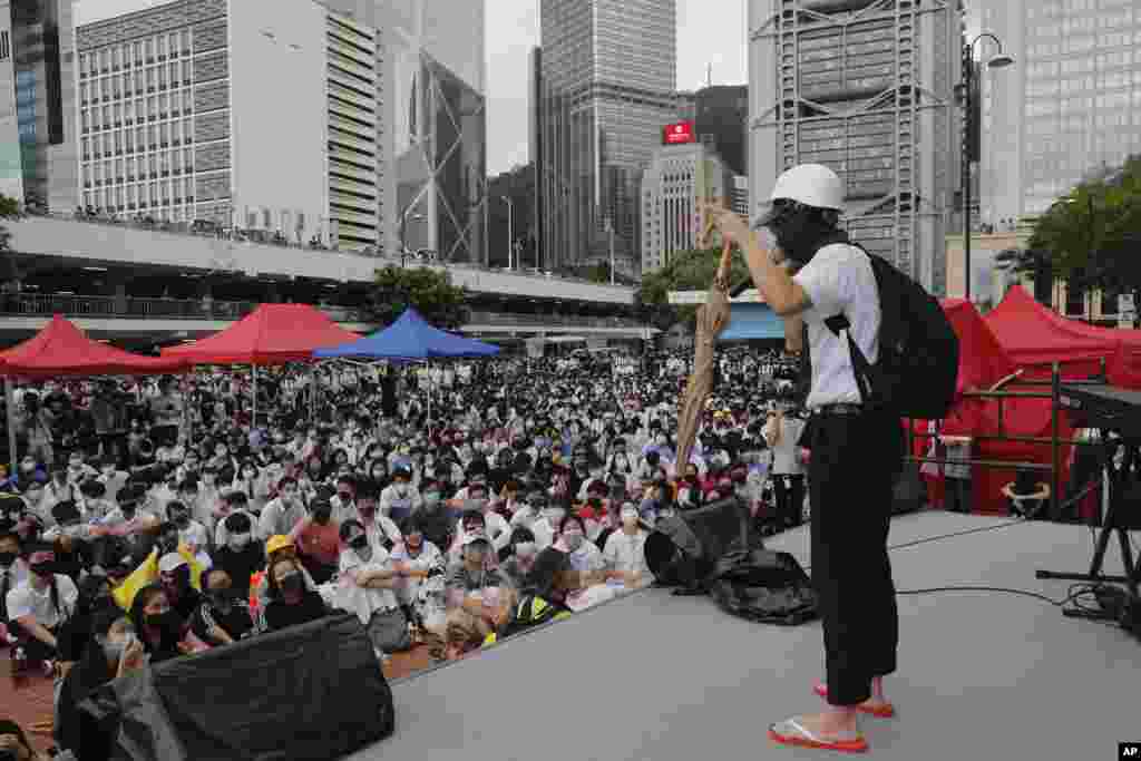 一位香港抗议者在一次集会上讲述自己的经历。(2019年9月2日)