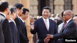 Chủ tịch Trung Quốc Tập Cận Bình giới thiệu phái đoàn Trung Quốc với Tổng thống Nam Phi Jacob Zuma trong thời gian thăm và làm việc ở Pretoria, Nam Phi, ngày 26/3/2013. 