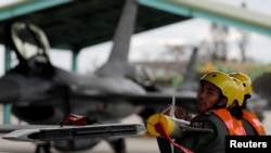 2018年1月30日台湾台东志航空军基地的人员将一枚AIM-9响尾蛇空对空导弹装载到F-5战机上。