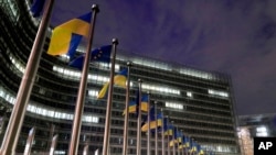 Прапори Європейського Союзу та України у день відзначення третьої річниці повномасштабного вторгнення Росії в Україну в штаб-квартирі ЄС у Брюсселі, 24 лютого 2025 року.