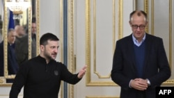 Президент України Володимир Зеленський вітає лідера Християнсько-демократичного союзу (ХДС) Німеччини Фрідріха Мерца на зустрічі в Києві, 9 грудня 2024 року. (Фото Жені САВІЛОВА / AFP)