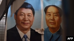 这张拍摄于2017年9月19日的资料照片显示，中国国家主席习近平（左）和已故共产党领导人毛泽东的彩绘肖像出现在北京的一个市场上。