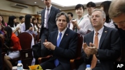 美国副国务卿布林肯（中）2016年4月21日访问越南的河内国家大学。