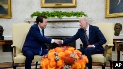 美国总统拜登周三在白宫会晤到访的韩国总统尹锡悦。（2023年4月26日）