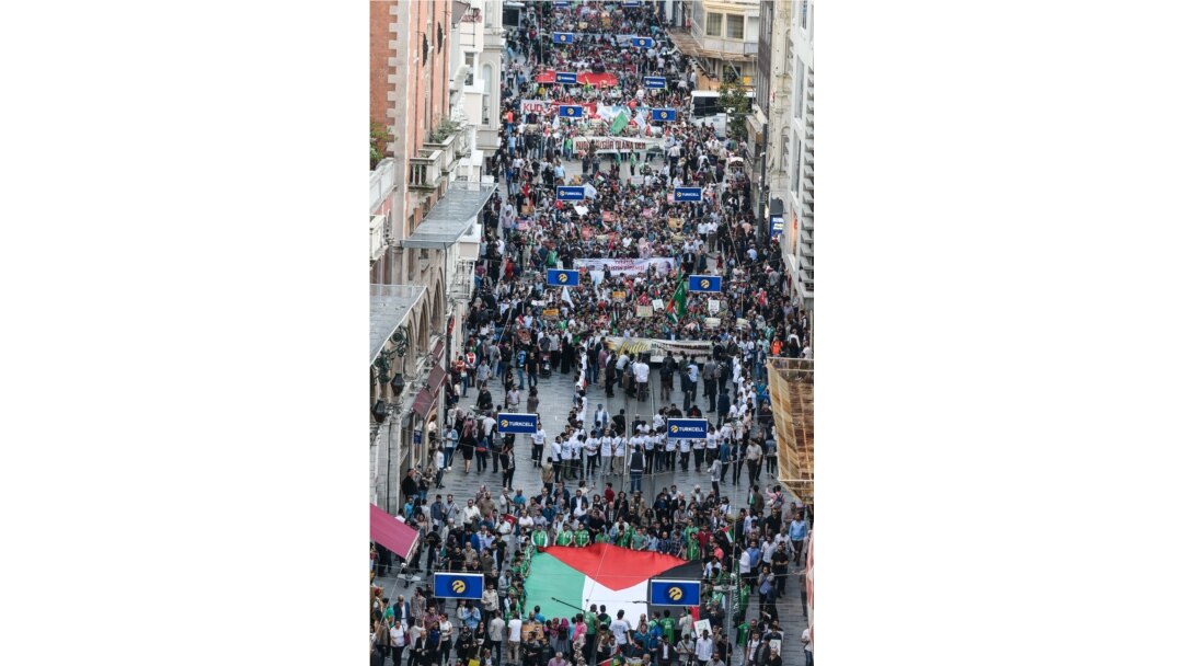 Demonstrators march with a giant Palestinian flag on May 31, 2018 at Istiklal avenue in Istanbul, to mark the 8th anniversary of a deadly Israeli raid on Turkish-registered Mavi Marmara.