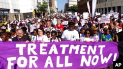 Các nhà hoạt động quyền dân sự tuần hành ở Durban, Nam Phi, vào lúc hội nghị bệnh AIDS khai mạc hôm 18/7.