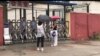 2019年6月28日，王全璋的妻子和儿子在山东临沂监狱会见室外面。（推特图片）