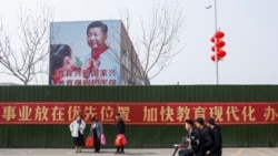 河南省兰考县一所学校楼侧面的巨型图像显示戴红领巾的中共领导人习近平。