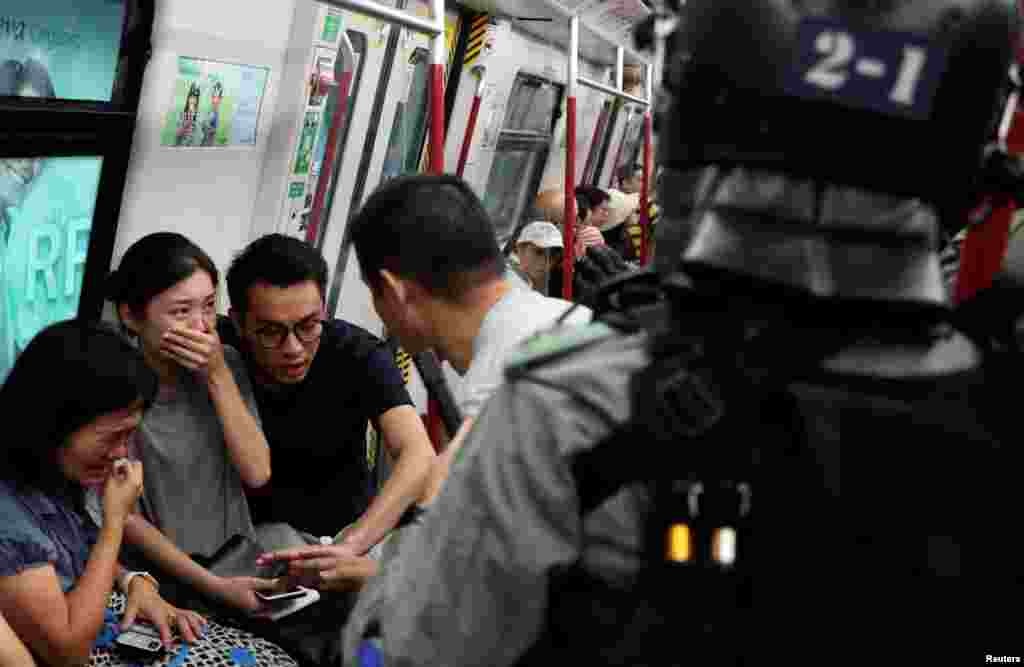 香港警察在地铁内突击搜捕抗议者。(2019年9月1日)