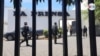 Miembros de la Policía Nacional de Nicaragua durante el allanamiento a las instalaciones de La Prensa el 13 de agosto de 2021. [Foto Houston Castillo/VOA]
