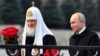 Патріарх РПЦ Кирил та президент Росії Володимир Путін на Красній площі в Москві. 4 листопада 2018 року. "Російський уряд у царському стилі, разом із його головною силою, РПЦ-МП, є прототипом державного контролю та гноблення, а релігійні громади є полем битви", – звіт ICC. (AP) 