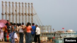 一批斯里兰卡访客观看中国船在汉班托塔港口作业（2010年3月24日）