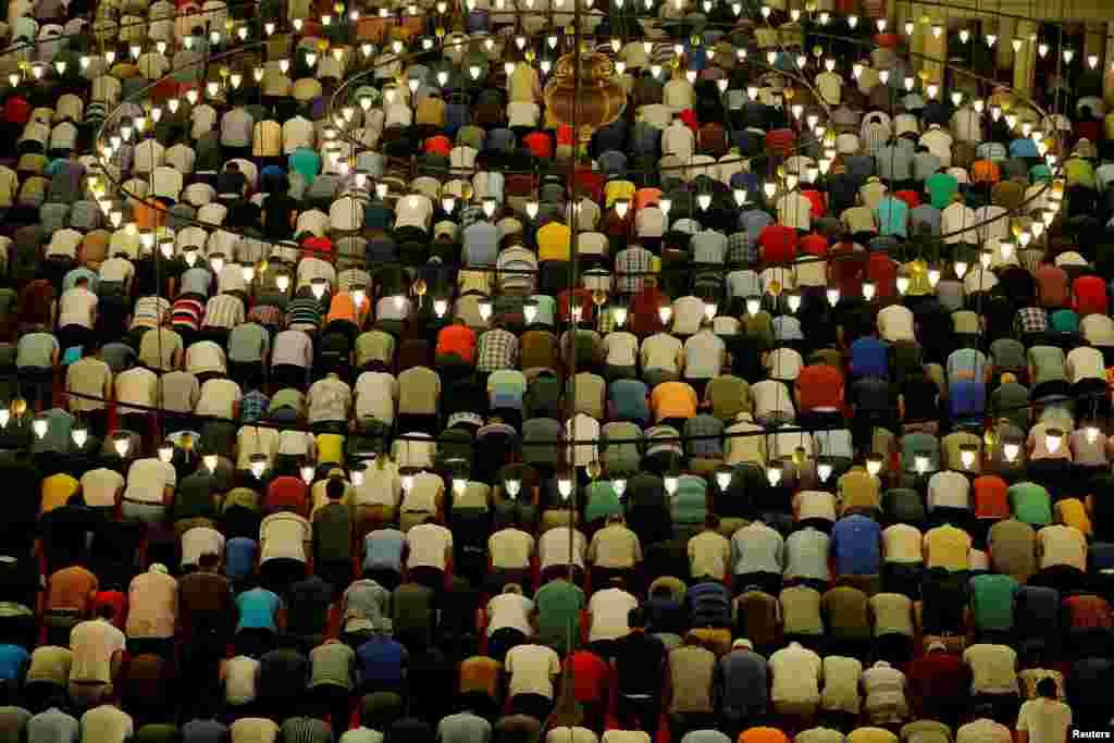 Muslims take part in evening prayers called "Tarawih" on Laylat al-Qadr or Night of Decree, at Suleymaniye mosque during the holy month of Ramadan in Istanbul, Turkey, June 10, 2018.