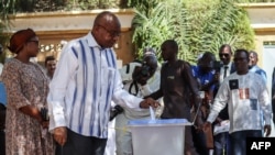 Waziri Mkuu wa Chad Saleh Kebzabo akipigiga kura yake ya maoni mjini N'Djamena, Jumapili December 17, 2023.