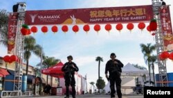 在美国加州华人聚居的蒙特利帕克市发生枪击事件的第二天，警方在事发地点附近戒备。（2023年1月22日）