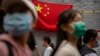中国国庆日假期里北京一条旅游胡同里的游人。（2022年10月1日）