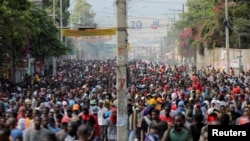 Manifestantes en Haití protestan contra el Gobierno y el alza de los precios del combustible en Puerto Príncipe el 3 de octubre de 2022.