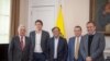 Al término de la reunión, el presidente de colombia, Gustavo Petro, en el centro, y el expresidente Iván Duque, a la izquierda, posan para una foto en el Salón Amarillo de la Casa de Nariño, en Bogotá, el 27 de septiembre de 2022. [Foto: Cortesía Presidencia de Colombia]