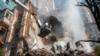 Фото: пожежники працюють на місці атаки дрона на будівлю в Києві, 17 жовтня 2022 року. (AP Photo/Roman Hrytsyna)