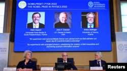 法国科学家阿兰∙阿斯佩（Alain Aspect）、美国科学家约翰∙克劳泽（John F. Clauser）和奥地利科学家安东∙塞林格（Anton Zeilinger）获得2022年诺贝尔物理学奖。瑞典皇家科学院秘书长汉斯·埃勒格伦（中），诺贝尔物理学委员会委员伊娃·奥尔森（左一）和汉斯·汉森（右一）2022年10月4日在瑞典斯德哥尔摩举行的新闻发布会上宣布他们获奖的消息。