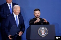 Президент України Володимир Зеленський та президент США Джо Байден під час ініціативи "Український договір" на полях саміту НАТО у Вашингтоні 11 липня 2024 року. (Ludovic Marin/AFP)