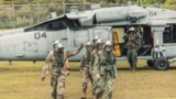 美国运输司令部司令、空军上将里德(前排左挥手者)访问位于关岛的马里亚纳群岛联合区总部。(2025年6月3日)